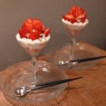 Un plato - 苺とルバーブと甘酒のパフェ