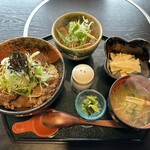 Youzan Kou - 「名物うし丼」（990円）と「ミニモツ煮」（300円）