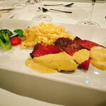 レストラン・ラ・ベルビュー - 黒毛和牛モモ肉のロースト トンナートソース
