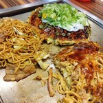 Okonomiyaki Kiji - 左から焼きそば、スジ焼き、モダン焼き♩