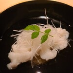 Tanryuu - ③葛打ち虎魚(兵庫県赤穂産)、蒸し薩摩芋敷き、白髪葱載せ、真昆布と鰹節の出汁のお椀
                        産卵は夏、旬は春～夏と旨み増す秋～冬
                        体脂肪は5%位だがグルタミン酸がたっぷりなので上品かつ滋味のある旨みがあります