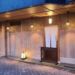 Tanryuu - JR姫路駅から徒歩10分の「淡流」さん
      2019年開業、店主さんご夫妻と男性のお弟子さんとの3名体制
      黄土色の土壁と杉板張りの壁の組み合わせ、白い暖簾が掛けられ、伝統的な日本料理屋さんといった佇まい