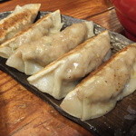 ラーメン若松 - 具たくさんの餃子です。