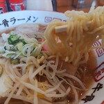 Kutsurogi Tei Hikobee - 牛骨ラーメン　麺アップ