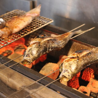 用炭火簡單烹飪天然海鮮。