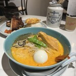 SINKIES - 当店自慢の一品『ラクサ』　日本人にはちょっと辛いかも。でも辛さに自信がある人はスープまでいただきます♪