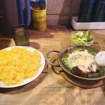 ヨゴロウ - チキンほうれん草カレー　半熟玉子チーズトッピング