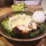 ヨゴロウ - チキンほうれん草カレー　半熟玉子チーズトッピング
