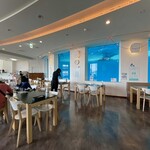 イルカの見えるレストラン - イルカの水槽と関門海峡を眺められるカフェ。水族館とは完全に別のショップなので水族館入場料不要。水族館裏(海)側に入り口がある。