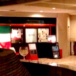 トリッペリア トリッパ - 普段はシャッターが閉まっていて、まさか夜にこんなお店が出現するとは。あのシャッターの向こう側はタイムマシンがあったんだな。