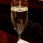 トリッペリア トリッパ - 【2014年3月】スプマンテのグラス。きりりとキャラの立ったドライな感じ。キャンティ・クラシコとかも置いてあったんですが、アルコールが弱い私にはそこまでたどり着けませんでした。