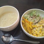 スバカマナ - セットのスープとサラダ(セルフで食べ放題)