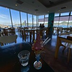 イルカの見えるレストラン - イルカの水槽と関門海峡を眺められるカフェ。水族館とは完全に別のショップなので水族館入場料不要。水族館裏(海)側に入り口がある。