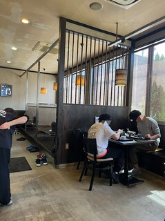 Sanukiya Masajirou - 店内は小上がり席、テーブル席、カウンター席があります。高い天井が広々とした空間。