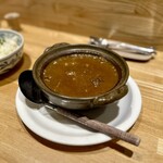 洋食 おがた - 土鍋で熱々の状態で提供される（ビーフカレー）