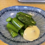 自由軒 - お通し：茹でアスパラマヨ