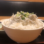 Taishuushokudou Teishokuno Marudai - 釜揚げしらす飯のアップ(横から2)