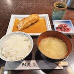 Okajouki - 沖めだい 定食。ごはん、お味噌汁、漬物はおかわり自由。