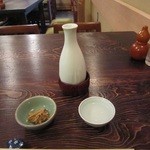 室町 砂場 - 「燗酒」・お通しの「浅蜊」
