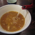 室町 砂場 - 温蕎麦のつゆにも蕎麦湯を注ぐ