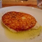 テアトロパッシオーネ - スカモルツァチーズのフライパン焼き
