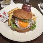 Hard Rock CAFE - ランチバーガー　ワカモレ、目玉焼き、チェダーチーズトッピング