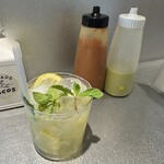 Kitade Takosu - レモンソーダ　トマトチリソース、アボカドハラペーニョソース