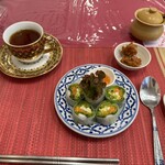 タイ料理バル クントゥアン - 温かいお茶も美味しい。右上はチラシ持参のサービス品