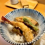 Teuchi Soba Sakaki - 日替わりごはんは、ミニ天丼でした。えびの身がギュッとしててサクサクで美味しかった。