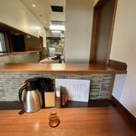 喜多一 - 店内の様子、カウンターの席はゆったりと配置されています。