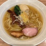 麺処 ほん田 秋葉原本店 - 5分で着丼した味玉塩。醤油と塩つけほどの感動はなかったかも