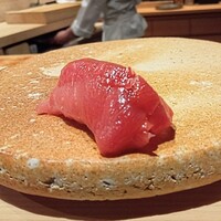 鮨 富かわ - 背トロ腹トロ握り　２枚で握ってます。