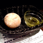 トリッペリア トリッパ - 【2014年3月】アツアツのパン。テーブルチャージ（400円）で供されます。