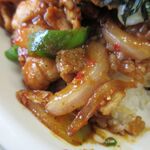 三喜食堂 - ピーマンと玉ねぎが一緒で赤いつぶつぶは唐辛子