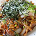 三喜食堂 - 温玉と刻み海苔が載せてある