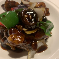 過門香 銀座本店 - 黒酢酢豚　小さめの椎茸が丸ごと入っていた。　豚肉は、衣がカリッとしている。