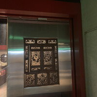過門香 銀座本店 - これが入り口に立ちはだかっていた扉。　前に立つと自動的に開いた