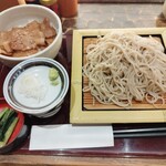 二尺五寸 - タレ豚丼セット950円