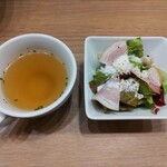 オムライスの店 卵と私 - 付属のスープ・追加のサラダ　150円