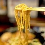 麺屋 侍 - 平打ちの中太ストレート麺。 この麺、僕と相性悪いんだよなぁ。 中細麺か細麺だったらうれしかった。