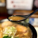 麺屋 侍 - すごく旨！なスープなんだけど、飲み進めるごとに塩分の強さが気になりました。