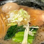 麺屋 侍 - ほんのわずかな生姜が濃厚スープに新鮮なコントラストを生み出します。