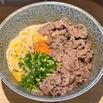 うどん大社 気玖川 - 丼の半分を埋め尽くすお肉！