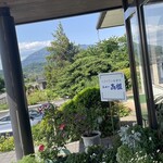 ニュー高根 - いわゆる絶景なんだけど、地元の人らしき客には毎日見てる空気のようなものらしく^_^、窓の外の景色を見る人は居ない