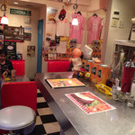 サニーダイナー - 奥にテーブル席