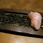 六雁 - 一口の寿司 子鯛の桜寿司