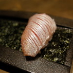 六雁 - 一口の寿司 春子鯛の桜寿司