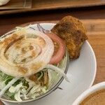 タータンナディ - サラダとマグロ串焼き