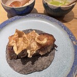 ロス タコス アスーレス 恵比寿 - カルニータススペシャル ¥700 厚切りの豚肉の上にカリカリの豚皮が載っているタコス