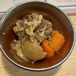 炭焼笑店 ゴジュウマル - お通し　肉じゃが